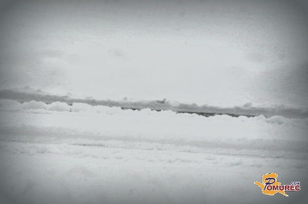 V Pomurju še vedno močno sneži, tovornjake izločajo